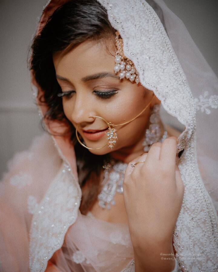 तिच्या बोल्ड मेकअपमुळे तिचा लूक खूप जास्त खुलून आला आहे.