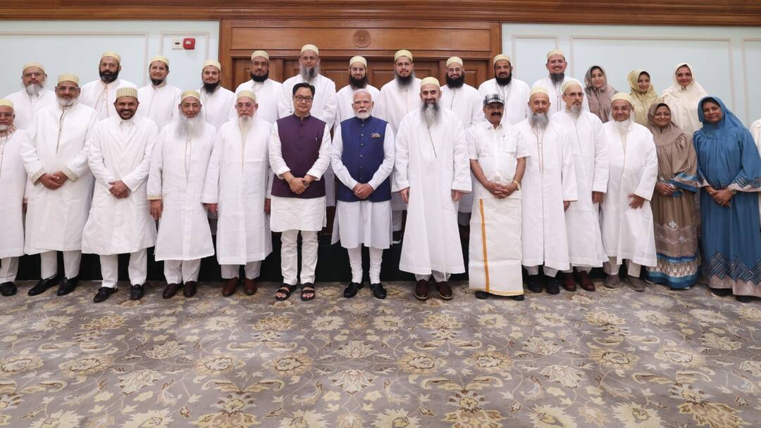 दाऊदी बोहरा समुदाय के लोगों से मिले पीएम मोदी, वक्फ कानून पर की केंद्र सरकार की तारीफ Dawoodi bohra delegation meets PM Modi support new waqf amendment act for needy Muslims ann दाऊदी बोहरा समुदाय के लोगों से मिले पीएम मोदी, वक्फ कानून पर की केंद्र सरकार की तारीफ