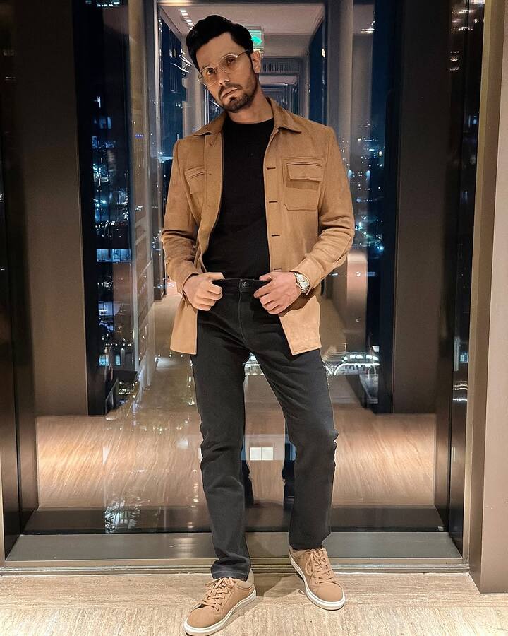 रणदीप ने कहा कि, ‘राम गोपाल वर्मा ने मुझसे कहा था कि मैं तुझसे लीड करवा रहा हूं और तू आमिर खान के पीछे पोस्टर में खड़ा होना चाहता है.’