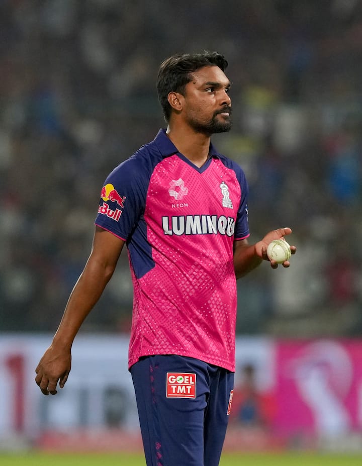 In IPL 2025, there was a competition between Delhi Capitals and Rajasthan Royals on Wednesday. Where Delhi defeated Rajasthan in the super over. Sandeep Sharma bowled in the super over for Rajasthan in the super over. Which is being criticized a lot.