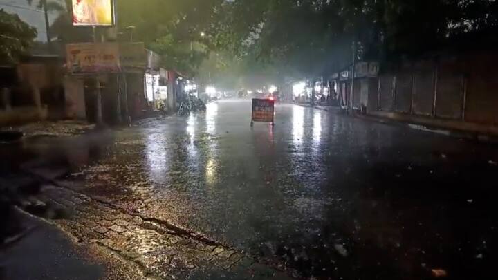 শুক্রবার পূর্ব ও পশ্চিম মেদিনীপুর, ঝাড়গ্রাম এবং পুরুলিয়া, এই ৪ জেলায় কালবৈশাখীর মতো পরিস্থিতি তৈরি হওয়ার সম্ভাবনা রয়েছে।