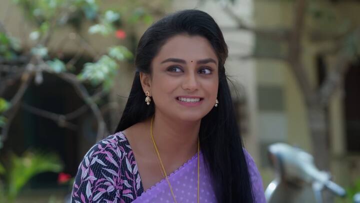 నువ్వేంటి క్యాలెండర్ తెచ్చావని శారద అడుగుతుంది. ఈరోజు మీకో సర్​ప్రైజ్ గిఫ్ట్ వస్తుందని.. మావయ్య గారు సంతోషపడతారని జోస్యం చెప్తుంది. ఇవన్నీ నమ్మకంటూ శారద లోపలికి వెళ్తుంది.