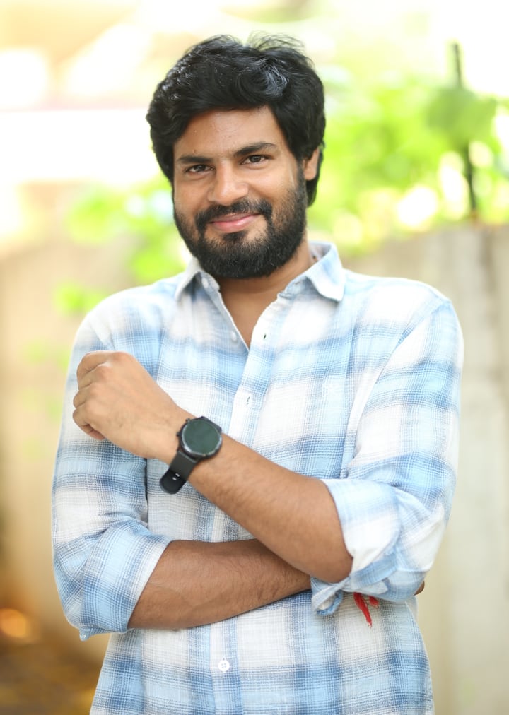 ''నాకు చిన్నప్పట్నుంచీ మెగాస్టార్ చిరంజీవి గారు అంటే ఇష్టం. ఆయన స్ఫూర్తితో సినిమాల్లోకి వచ్చా. ఆయనతో 'ఆచార్య' షూటింగ్ చేసేటప్పుడు మాట్లాడటం గొప్ప అనుభూతి'' అని ఉదయ్ రాజ్ అన్నారు. 'ఆచార్య'తో పాటు 'ఆర్ఆర్ఆర్', ఇంకా పలు సినిమాల్లో క్యారెక్టర్ ఆర్టిస్ట్ రోల్స్ చేసిన ఆయన... 'మధురం'తో హీరోగా పరిచయం అవుతున్నారు. రాజేష్ చికిలే దర్శకత్వంలో శ్రీ వెంకటేశ్వర ఎంటర్టైన్మెంట్ పతాకంపై ఎం బంగార్రాజు నిర్మించిన ఈ సినిమా ఏప్రిల్ 18న (శుక్రవారం) విడుదలవుతోంది. ఈ సందర్భంగా హీరో ఉదయ్ రాజ్ ఇంటర్వ్యూ ఇచ్చారు. ''నేను 12 ఏళ్లగా ఇండస్ట్రీలో ఉన్నా. ప్రతి శాఖలో పని చేశా. చాలా సినిమాల్లో బ్యాక్గ్రౌండ్ ఆర్టిస్ట్ కింద కూడా కనిపించాను. నిర్మాత బంగార్రాజు గారి మద్దతుతో 'మధురం'తో హీరోగా మారాను'' అని ఉదయ్ రాజ్ చెప్పారు.