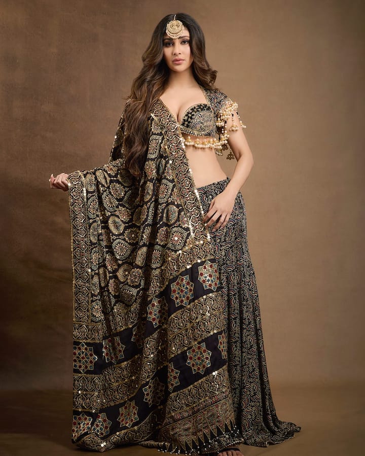 नुकताच अभिनेत्रीने एका फॅशन वीक कार्यक्रमात भाग घेतला. यादरम्यान, ती एका सुंदर काळ्या रंगाच्या लेहेंग्यात रॅम्पवर चालताना दिसली.