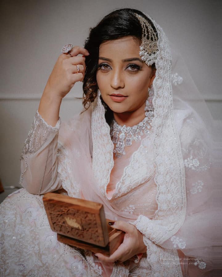 ज्यात तिने पांढरा ड्रेस घातलाय आणि उमराओ जान लूक साकारलाय.