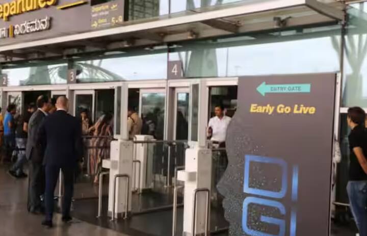 ਤੁਸੀਂ ਗੂਗਲ ਪਲੇ ਸਟੋਰ ਜਾਂ ਐਪਲ ਐਪ ਸਟੋਰ ਤੋਂ ਪਰਸਨਲ ਟ੍ਰੈਵਲ ਐਪ ਡਾਊਨਲੋਡ ਕਰ ਸਕਦੇ ਹੋ। ਇਸ ਤੋਂ ਬਾਅਦ ਤੁਹਾਨੂੰ ਇਸ ਵਿੱਚ ਮੋਬਾਈਲ ਨੰਬਰ ਅਤੇ OTP ਰਾਹੀਂ ਰਜਿਸਟਰ ਕਰਨਾ ਹੋਵੇਗਾ। ਤੁਸੀਂ ਆਪਣਾ ਪਛਾਣ ਪੱਤਰ ਡਿਜੀਲਾਕਰ ਰਾਹੀਂ ਜਾਂ ਔਫਲਾਈਨ ਮੋਡ ਵਿੱਚ ਅਪਲੋਡ ਕਰ ਸਕਦੇ ਹੋ।