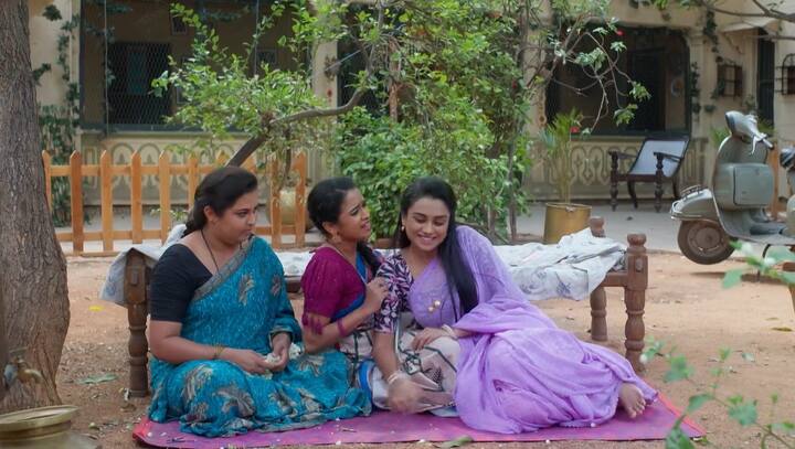 కాంతం శారద, ప్రమోదినికి పూలు పెడుతుంది. అప్పుడే సత్యమూర్తి, శారద బయటకు వస్తారు. కాంతం, ప్రమోదిని మ్యారేజ్ డే విష్ చేస్తారు.