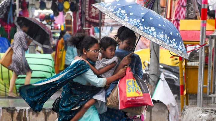 শুক্রবার চার জেলায় কালবৈশাখীর মতো পরিস্থিতির সম্ভাবনা। পূর্ব-পশ্চিম মেদিনীপুর, ঝাড়গ্রাম এবং পুরুলিয়া জেলাতে বজ্রবিদ্যুৎসহ হালকা মাঝারি বৃষ্টির সঙ্গে ৬০ কিলোমিটার পর্যন্ত প্রতি ঘণ্টায় গতিবেগে দমকা ঝড়ো বাতাস বইবে।