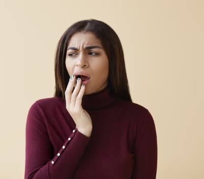 ਮੂੰਹ ਦੇ ਛਾਲੇ ਹੋਣ ਦੇ ਕਈ ਕਾਰਨ ਹੋ ਸਕਦੇ ਹਨ, ਜਿਵੇਂ ਕਿ ਵਾਇਰਲ ਇਨਫੈਕਸ਼ਨ, ਬੈਕਟੀਰੀਆ, ਹਾਰਮੋਨਲ ਬਦਲਾਅ, ਮਾਹਵਾਰੀ ਦੀਆਂ ਸਮੱਸਿਆਵਾਂ, ਜਾਂ ਮੂੰਹ ਨੂੰ ਸਹੀ ਢੰਗ ਨਾਲ ਨਾ ਸਾਫ਼ ਕਰਨਾ। ਇਨ੍ਹਾਂ ਕਾਰਨਾਂ ਤੋਂ ਬਚਣ ਦੀ ਕੋਸ਼ਿਸ਼ ਕਰੋ।