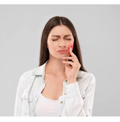 ਮੂੰਹ ਦੇ ਛਾਲੇ ਆਮ ਤੌਰ 'ਤੇ ਖ਼ਤਰਨਾਕ ਨਹੀਂ ਹੁੰਦੇ, ਪਰ ਜੇਕਰ ਇਹ ਸਮੇਂ ਸਿਰ ਠੀਕ ਨਹੀਂ ਹੁੰਦੇ, ਤਾਂ ਇਸਨੂੰ ਨਜ਼ਰਅੰਦਾਜ਼ ਨਾ ਕਰੋ ਅਤੇ ਡਾਕਟਰ ਦੀ ਸਲਾਹ ਲਓ। ਮੂੰਹ ਦੇ ਕੈਂਸਰ ਦੇ ਲੱਛਣਾਂ ਤੋਂ ਜਾਣੂ ਰਹੋ ਅਤੇ ਸਮੇਂ ਸਿਰ ਇਲਾਜ ਕਰਵਾਓ।