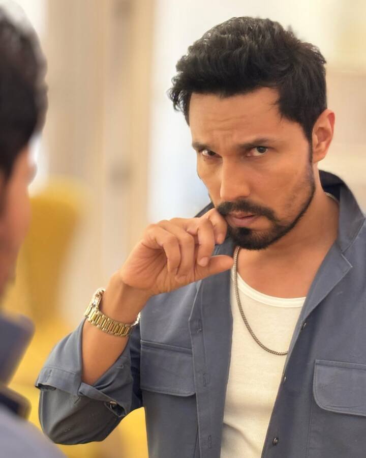 रणदीप ने आगे कहा, ‘मैं तब वो फिल्म करना चाहता था, लेकिन उसी दौरान राम गोपाल वर्मा की डी पर भी बात चल रही थी. जिसके लिए वो मुझसे कहते थे कि मैं तुझे लीड में लेना चाहता हूं.’