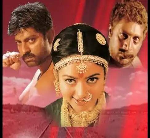 12 वर्षांच्या छोट्या कारकिर्दीत 100 हून अधिक चित्रपटांमध्ये काम करणाऱ्या या अभिनेत्रीनं तिच्या मृत्यूच्या एक वर्ष आधी 2003 मध्ये एका अभियंत्याशी लग्न केलं.