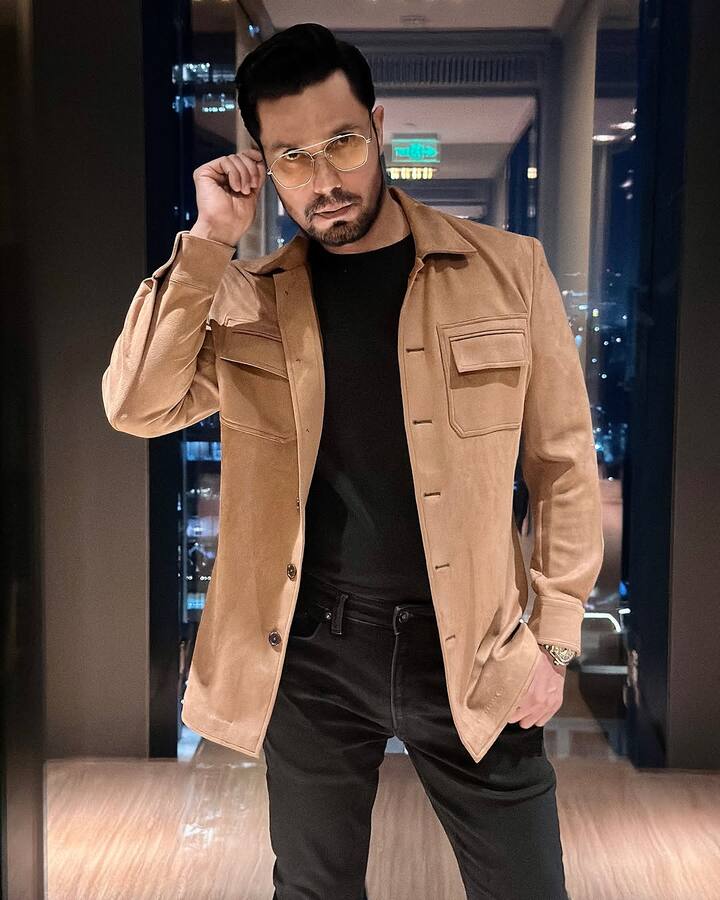 एक्र ने बताया कि, ‘ये सुनकर फिर मेरी भी जाट अकड़ निकल आई और मैंने कहा कि मैं आमिर के पीछे खड़ा नहीं होऊंगा. इसके बाद मैंने रॉक ऑन भी छोड़ दी थी.’