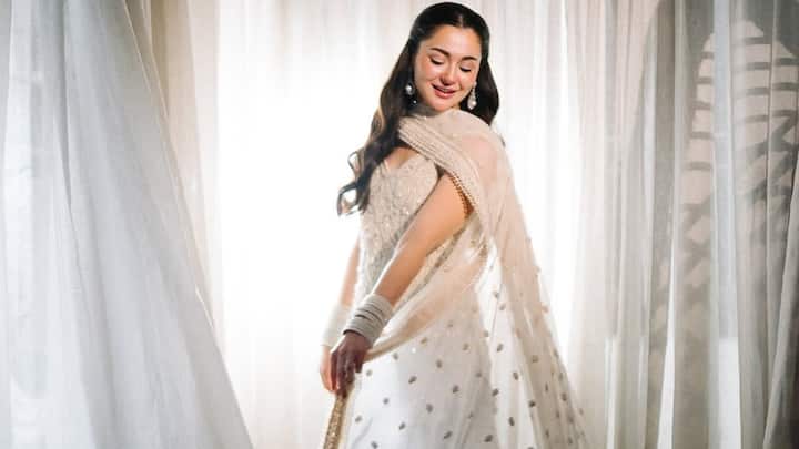 This off-white palazzo suit accessorised with matching pearl bangles and earrings brings an aura of softness and grace on Hania, making the outfit perfect for a subtle festive celebration. (Image Source: Instagram/ haniaheheofficial)
