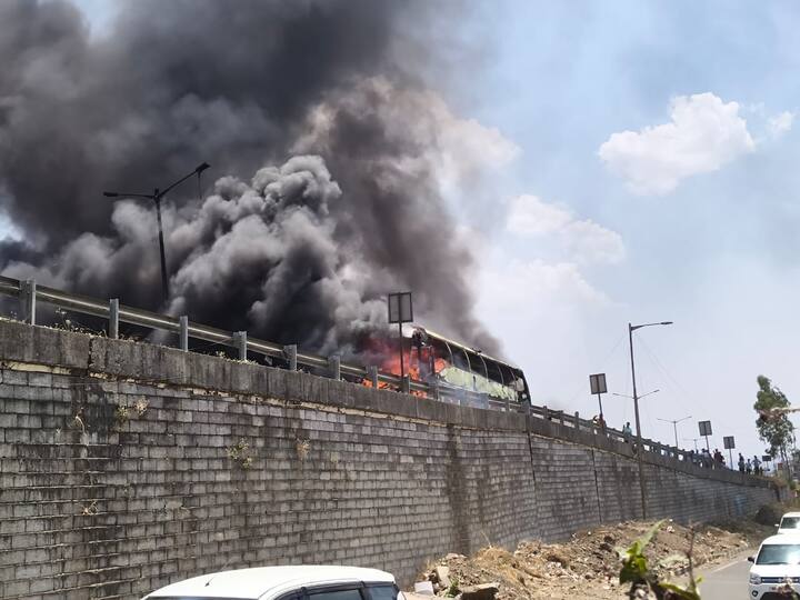 दरम्यान, आगीच्या घटनेसंदर्भात अग्निशमन दलास पाचारण करण्यात आले आहे. मात्र, आगीचा भडका वाढल्याने अग्निशमन गाडी येण्यापूर्वीच बस जळून खाक झाली.
