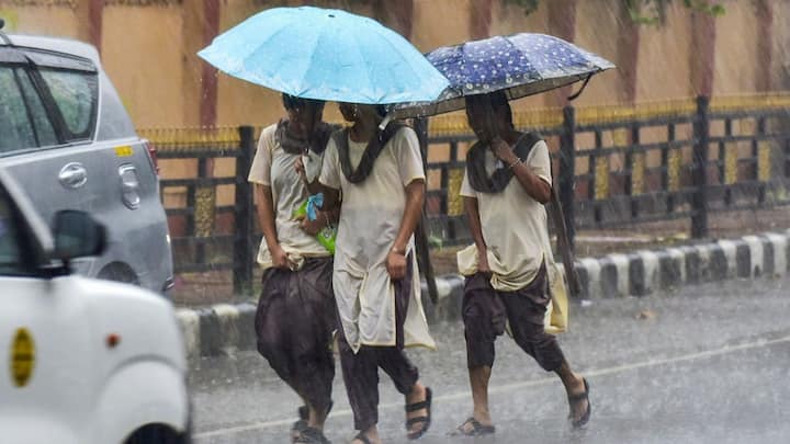 তবে তার প্রভাব অনেকটা কমবে। আগামী কয়েকদিনের তাপমাত্রা খুব একটা বড়সড় পরিবর্তন নেই। ঝড় বৃষ্টি হলে তাপমাত্রা সামান্য কমবে; আবার রোদ উঠলে তাপমাত্রা বাড়বে।
