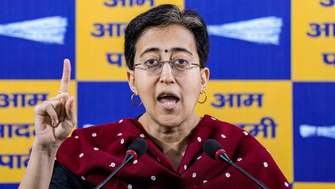 Atishi Claims CBI Raid on Durgesh Pathak House before Gujarat Assembly Election 2025 AAP नेता दुर्गेश पाठक के घर पर CBI रेड, आतिशी का दावा- 'गुजरात चुनाव से पहले...'