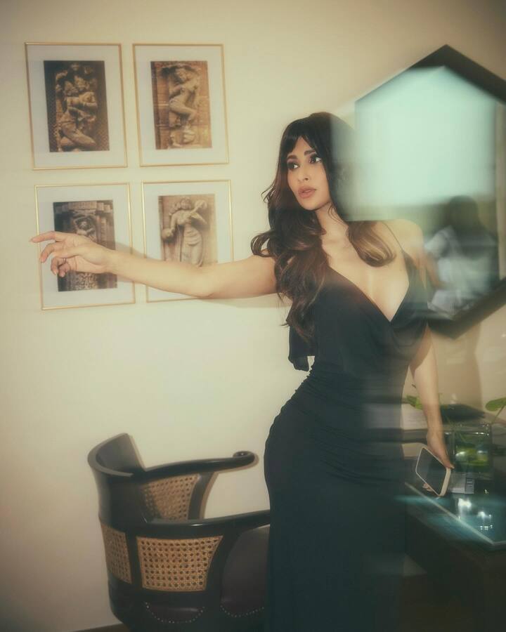 गेल्या काही दिवसांपासून मौनी रॉय तिच्या चेहऱ्यावर दिसणाऱ्या काही बदलांमुळे ट्रोल होत आहे.