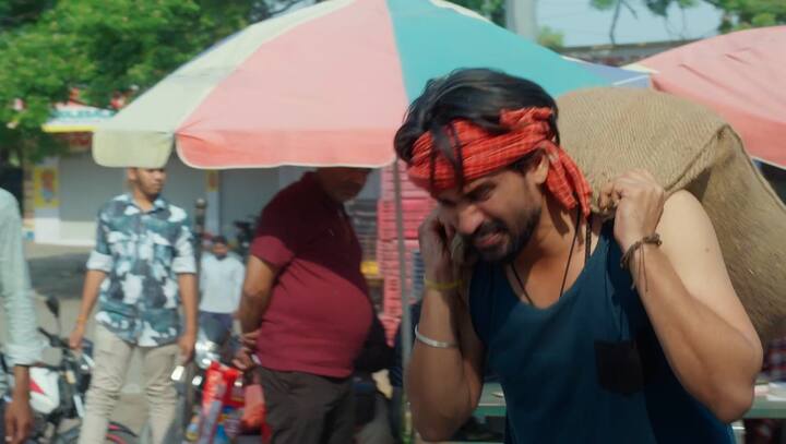 పేరెంట్స్​కి ఎలా అయినా కష్టపడి డబ్బులు సంపాదించి గిఫ్ట్ కొనాలనుకుంటాడు. ఎవరూ పని ఇవ్వకపోవడంతో వేషం మార్చుకుని వెళ్తాడు.