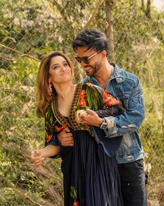 Ankita Lokhande: पतीसोबत रोमान्स करताना दिसली टीव्ही स्टार अंकिता लोखंडे, फोटो व्हायरल!