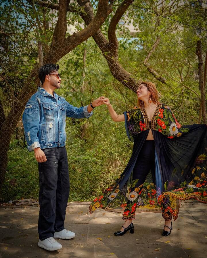 कपल इन फोटोज में कभी एक-दूजे संग डांस करता दिखा तो कभी रोमांटिक पोज देता हुआ नजर आ रहा है.