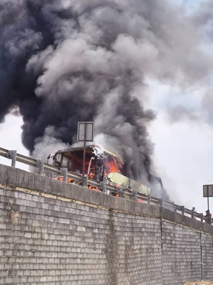 पुणे-सातारा हायवेवर वॉल्वो बसला भीषण आग लागल्याची घटना घडल्याने परिसरात एकच खळबळ उडाली