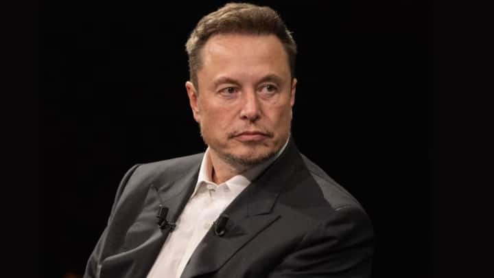 পৃথিবীর সবচেয়ে ধনী ব্যক্তি তিনি। রাজনৈতিক ভাবেও ক্ষমতাশালী হয়ে উঠেছেন সম্প্রতি। কিন্তু ইলন মাস্ককে ঘিরে বিতর্কের শেষ নেই।