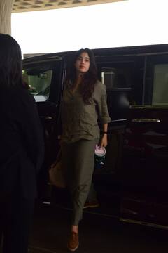 ग्रीन को-ऑर्ड सेट पहन जाह्नवी कपूर ने स्टाइल में एयरपोर्ट पर मारी एंट्री, शाहिद कपूर भी  कैजुअल लुक में लगे हैंडसम, देखें तस्वीरें