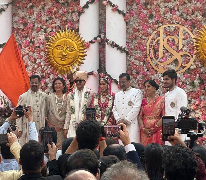 इस तस्वीर में अरविंद केजरीवाल, उनकी पत्नी सुनीता केजरीवाल, बेटी हर्षिता, बेटे पुलिकित केजरीवाल, संभव जैन और उनका परिवार दिख रहा है.