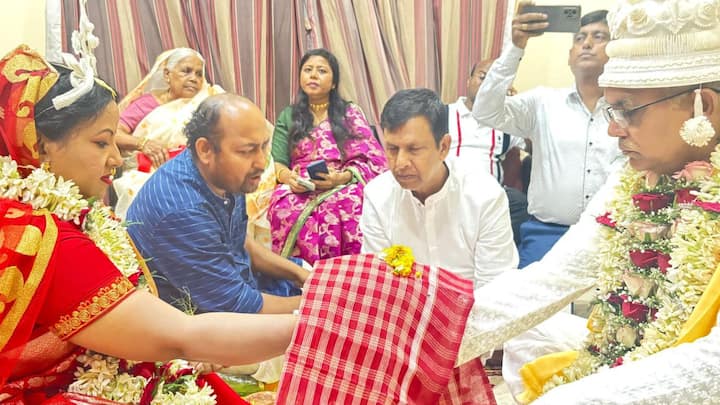 বিয়ের পর সাংবাদিকদের মুখোমুখি হয়ে দিলীপ ঘোষ বলেছেন, আমি মিডিয়ার মাধ্যমে আমার সমস্ত শুভাকাঙ্খিকে, ধন্যবাদ জানাচ্ছি। আপনাদের শুভেচ্ছা, আশীর্বাদ কাম্য।'