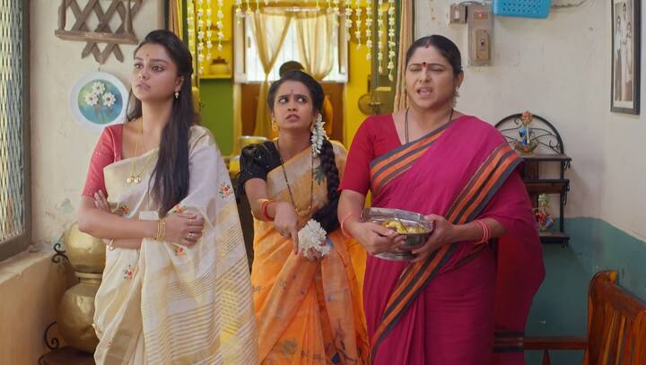 సత్యమూర్తి వెళ్లిపోయిన తర్వాత మిధునకు సారీ చెప్పి బొట్టు పెడుతుంది. కాంతం వచ్చి ఏదో జరిగిందంటే ఇద్దరూ నవ్వుతారు కానీ.. ఏమి జరగలేదని చెప్తారు. (Image Source : Jiohotstar)