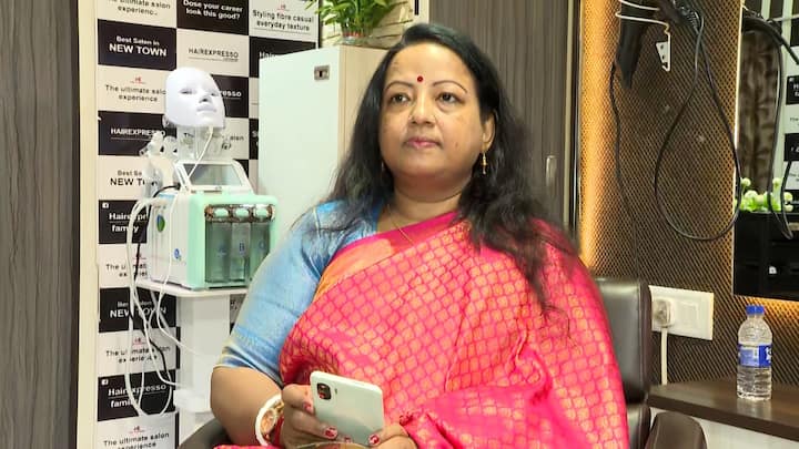 বিয়ের প্রস্তাব তিনিই দিয়েছিলেন। অকপটেই জানিয়েছেন রিঙ্কু মজুমদার। সময় নিয়েছিলেন দিলীপ। তারপর সম্মতি । এমন একজন মানুষকে সঙ্গী হিসেবে পেয়ে আপ্লুত তিনি।