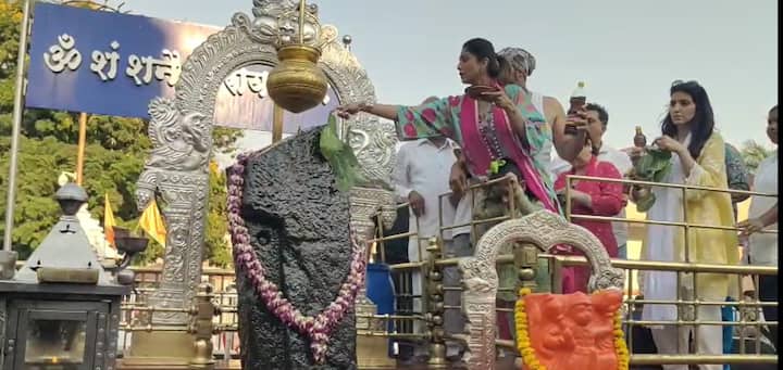 तिची देवावर कमालीची श्रद्धा आहे.