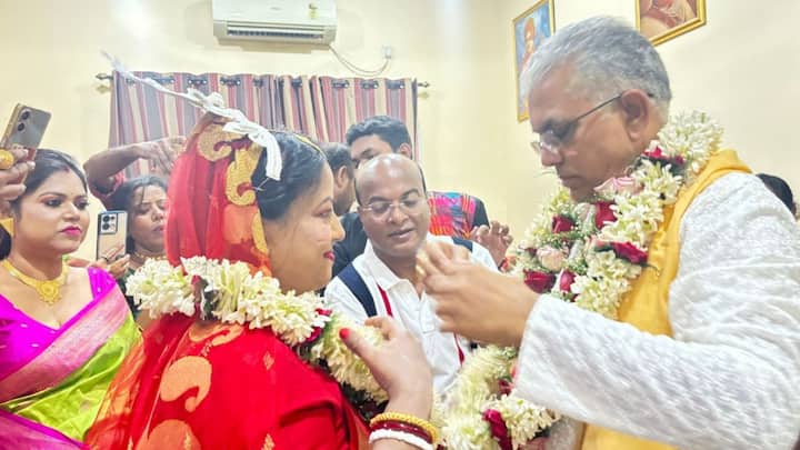 পাত্রী ৪৭ বছর বয়সী রিঙকু মজুমদার। দঃ কলকাতার বিজেপির মহিলা মোর্চার নেত্রী। শুক্রবার, নিউাউনে দিলীপ ঘোষের বাড়িতে চারহাত এক হয়েছে।
