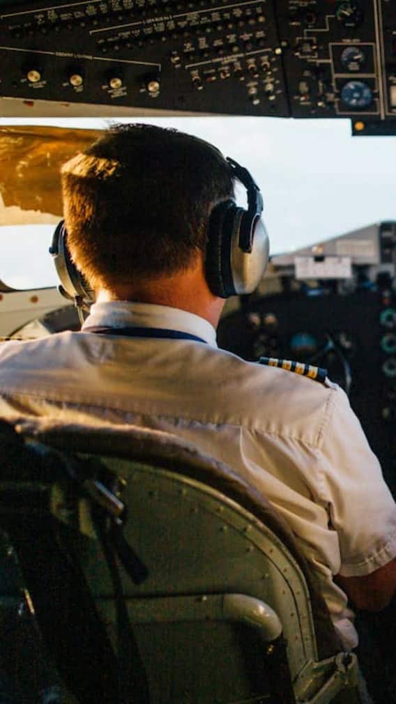 पायलट बनने के लिए कौन सी पढ़ाई करनी होती है?