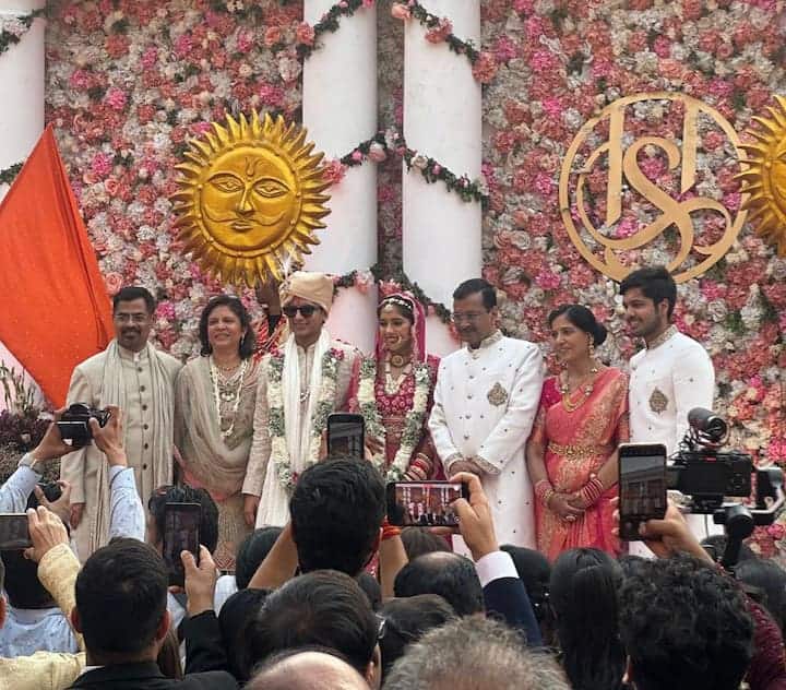 નવદંપતી હર્ષિતા અને સંભવ જૈને લગ્ન સમારોહમાં ઉપસ્થિત મહેમાનોનું હાથ જોડીને અભિવાદન કર્યું હતું અને તેમના આશીર્વાદ લીધા હતા.