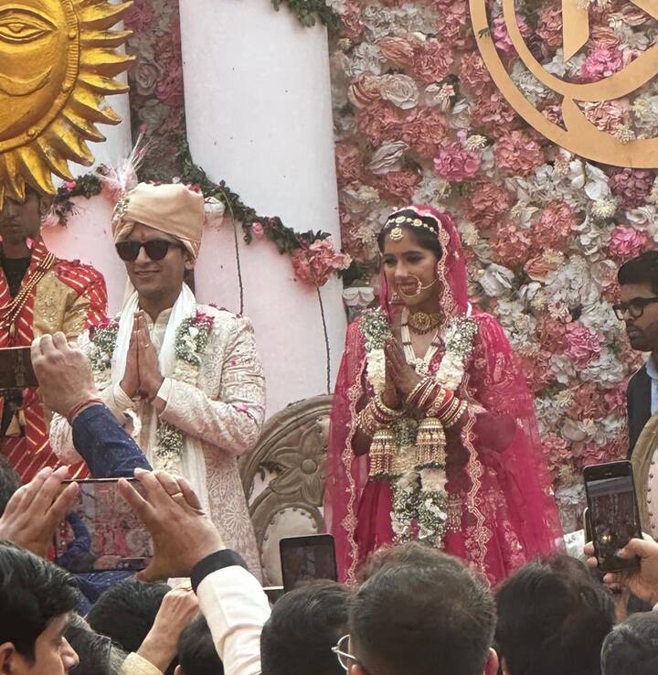 शादी समारोह में उपस्थि लोगों का वर-वधू ने हाथ जोड़कर अभिवादन किया और आशीर्वाद लिया.