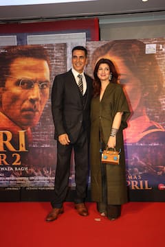 'केसरी 2' की स्क्रीनिंग में उमड़े सितारे,बीवी ट्विंकल संग स्टाइलिश अंदाज में दिखे अक्षय, साड़ी में अनन्या ने लूटी लाइमलाइट, काजोल भी हुईं स्पॉट