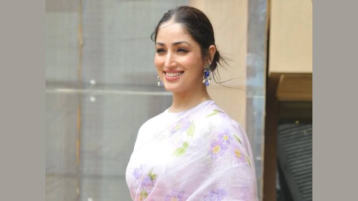 The light floral chiffon saree worn by Yami is airy and charming, making it apt for daylight occasions. It is refreshing and subtle and one that carries graceful charm easily. (Image Source: Instagram/ yamigautam)