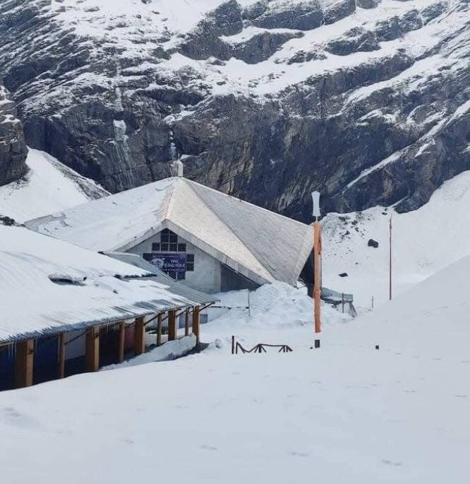 ਛੋਟੇ ਅਟਲਾਕੋਟੀ ਗਲੇਸ਼ੀਅਰ ’ਤੇ 10 ਫੁੱਟ ਤੱਕ ਬਰਫ ਹੈ। ਇਸੇ ਤਰ੍ਹਾਂ ਗੁਰਦੁਆਰਾ ਸ੍ਰੀ ਹੇਮਕੁੰਟ ਸਾਹਿਬ ਦੇ ਆਲੇ ਦੁਆਲੇ ਵੀ 8 ਤੋਂ 10 ਫੁੱਟ ਤੱਕ ਬਰਫ ਜੰਮੀ ਹੋਈ ਹੈ। ਗੁਰਦੁਆਰਾ ਗੋਬਿੰਦ ਧਾਮ ਤੋਂ ਲੈ ਕੇ ਗੁਰਦੁਆਰਾ ਸ੍ਰੀ ਹੇਮਕੁੰਟ ਸਾਹਿਬ ਦੇ ਛੇ ਕਿਲੋਮੀਟਰ ਲੰਬੇ ਮਾਰਗ ’ਤੇ ਵੀ ਦੋ ਤੋਂ ਸੱਤ ਫੁੱਟ ਤੱਕ ਬਰਫ ਜੰਮੀ ਹੋਈ ਹੈ।