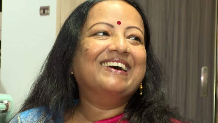 এবিপি আনন্দকে জানালেন, তিনি মনে করেন, জীবনে একটা সময়ের পর বাড়িতে একজন সঙ্গী থাকা বড় দরকার। যিনি বহির্জগতের সব ঝড়ঝাপটার সময়ে ইমোশানাল সাপোর্ট দেবেন। এ কথা তিনি বোঝাতে পেরেছেন দিলীপকে।