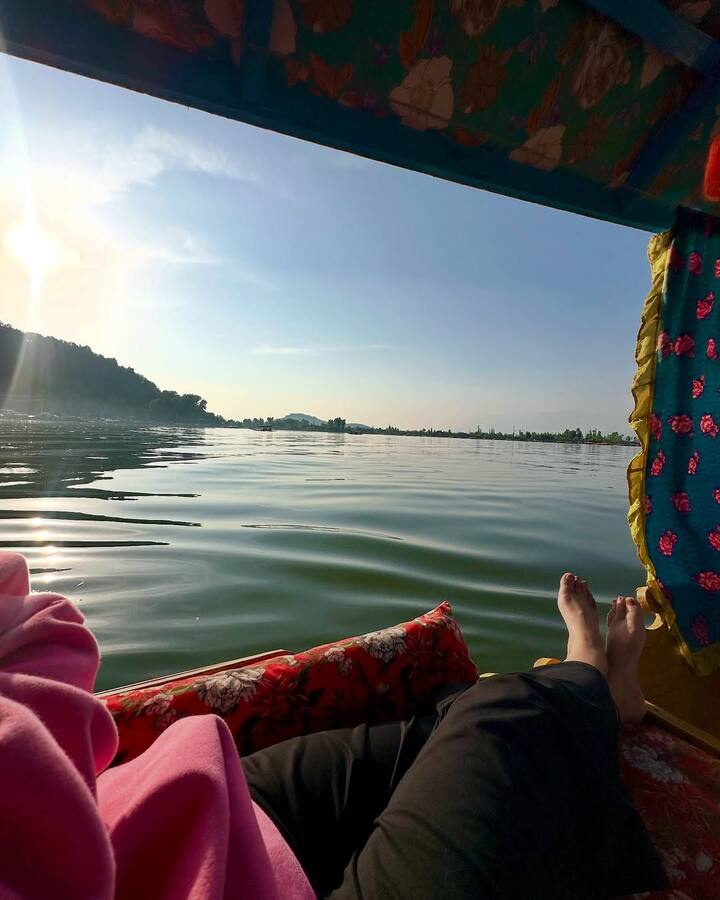हिना ने कश्मीर की फेमस झील में शिकारा की सैर भी की. इसकी फोटो भी एक्ट्रेस ने यूजर्स के साथ शेयर की है.