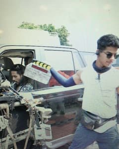 इस तस्वीर में छुपे हैं दो स्टार भाई, एक करता है बॉलीवुड पर राज, तो दूसरे ने हॉलीवुड में दिखाया दम, पहचाना?