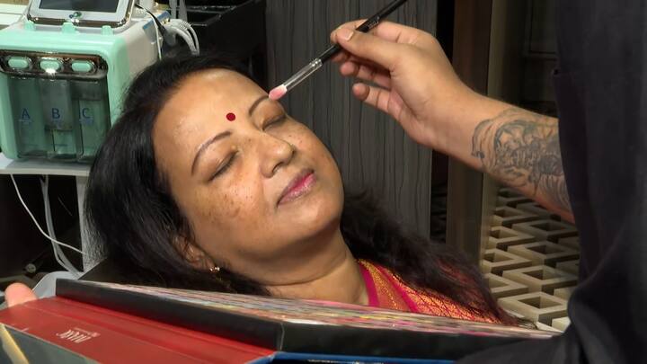 বিয়েতে হাজির হয়েছেন পাত্রী রিঙ্কুর বেশ কয়েক জন আত্মীয়ও। তাঁরাও উচ্ছ্বসিত। নিজের আনন্দ চাপা রাখতে চাইছেন না পাত্রী নিজেও।