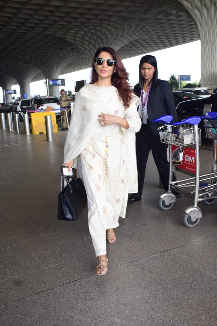 सामंथा ने व्हाइट कलर का सूट पहना था. उसके साथ ब्लैक शेड्स और ब्लैक बैग कैरी किया था. सामंथा की फोटोज पर फैंस ढेर सारे कमेंट कर रहे हैं.