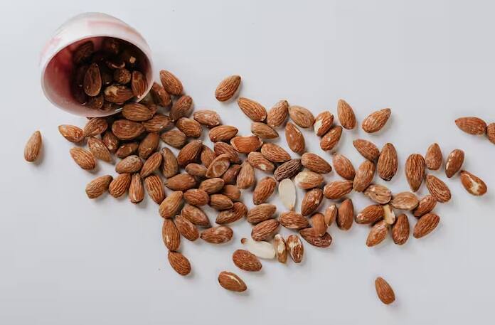 એક દિવસમાં 50 ગ્રામ બદામ ખાવાથી તમારા સ્વાસ્થ્યને ફાયદો થાય છે. દરરોજ 50 ગ્રામ બદામ ખાવાથી વજન વધતું નથી. તેના બદલે તે બેડ કોલેસ્ટ્રોલ અને બ્લડ પ્રેશરને નિયંત્રિત કરવામાં મદદ કરી શકે છે. ઘણા સંશોધનો અનુસાર, મોટાભાગના લોકો ડાયાબિટીસ, હાઈ બ્લડ પ્રેશર અને હૃદય રોગથી પીડાઈ રહ્યા છે. આવી સ્થિતિમાં, જો બદામ જેવા સુપરફૂડ્સને રોજિંદા ડાયટમાં સામેલ કરવામાં આવે તો તે આ રોગોને ઘટાડવામાં મદદ કરી શકે છે.