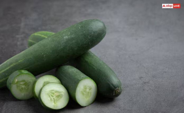 ਖੀਰਾ ਚਮੜੀ ਨੂੰ ਠੰਡਕ ਦਿੰਦਾ ਹੈ ਤੇ ਜਲਣ ਨੂੰ ਘਟਾਉਂਦਾ ਹੈ। ਇਸ ਦੇ ਲਈ ਖੀਰੇ ਦੇ ਟੁਕੜੇ ਕੱਟੋ ਅਤੇ ਉਨ੍ਹਾਂ ਨੂੰ ਸਿੱਧੇ ਧੱਬਿਆਂ 'ਤੇ ਰੱਖੋ। ਇਹ ਦਾਗ ਹਟਾਉਣ ਵਿੱਚ ਮਦਦ ਕਰੇਗਾ।