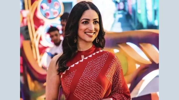 Yami looks breathtaking in this traditional crimson saree with beautiful Bandhani tie-and-dye work. The white triangular borders and tassel detailing make a sharp contrast with this handcrafted classic. (Image Source: Instagram/ yamigautam)