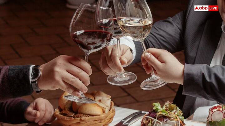 हल्का करें डिनर - रात का खाना सोने से कम से कम 2–3 घंटे पहले कर लें और कोशिश करें कि डिनर हल्का और कम कार्ब वाला हो.