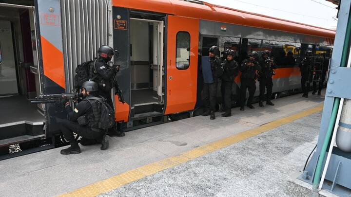 NSG कमांडो इस अभ्यास के जरिए न केवल अपने कौशल का परीक्षण कर रहे हैं, बल्कि रेलवे अधिकारियों को भी आपातकालीन परिस्थितियों में समन्वय और प्रतिक्रिया की प्रक्रिया से परिचित करा रहे हैं.